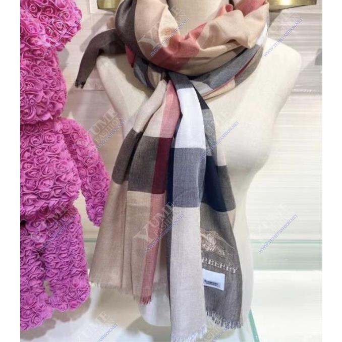 KHĂN CHOÀNG BURBERRY&nbsp;KHAN CHOÀNG BURBERRY